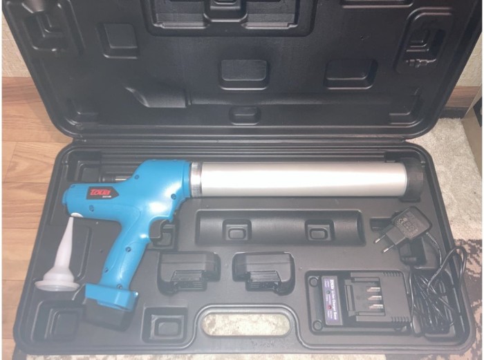 Аккумуляторный пистолет для герметика и клея Toua DCG72-600